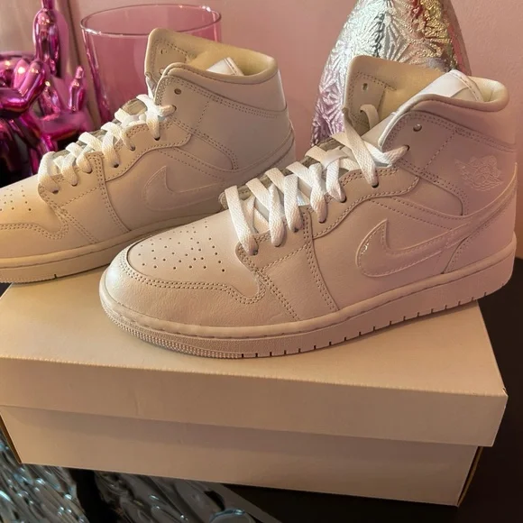 Brand new in box Women’s Size 9 Air Jordan 1 Mid - Picture 3 of 5